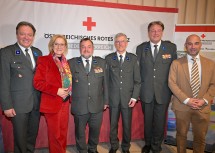 (v.l.) Vizepräsident Werner Kraut, Landeshauptfrau Johanna Mikl-Leitner, Präsident Hans Ebner, der neue gewählte Vizepräsident Werner Schlögl, Ehrenpräsident Josef Schmoll, der in die Geschäftsführung von Notruf Niederösterreich wechselt, und Landesrat Christoph Luisser.