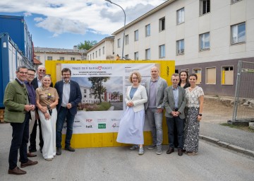 (v.l.n.r.): Bezirkshauptmann Stefan Grusch, Geschäftsführer Markus Mattersberger (Haus der Barmherzigkeit Pflegeheime Niederösterreich), Geschäftsführer Gerald Stohlmann (Haus der Barmherzigkeit), Gemeinderätin Maria van Dyck, Bürgermeister Gerhard Lentschig, Sozial-Landesrätin Christiane Teschl-Hofmeister, Institutsdirektor Roland König (Haus der Barmherzigkeit), Institutsdirektor Christoph Gisinger (Haus der Barmherzigkeit), Barbara Gerhard und Marion Wirth (beide Projektleiterinnen, Haus der Barmherzigkeit Seniorenwohnen am Stephansberg).