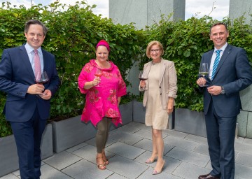 Landwirtschaftskammer NÖ-Präsident Johannes Schmuckenschlager (von links), Sängerin Tini Kainrath, Landeshauptfrau Johanna Mikl-Leitner und Landesrat Jochen Danninger freuen sich auf „Kultur beim Winzer“.