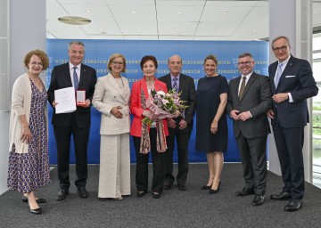 Von links nach rechts: Landesrätin Christiane Teschl-Hofmeister, Landesamtsdirektor-Stellvertreter Gerhard Dafert, Landeshauptfrau Johanna Mikl-Leitner, die Eltern des Geehrten Maria und Gerhard Dafert, Landesrätin Susanne Rosenkranz, Landesrat Ludwig Schleritzko und Landesamtsdirektor Werner Trock.