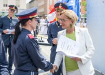 Landeshauptfrau Johanna Mikl-Leitner gratulierte den Angelobten und Ausgemusterten.