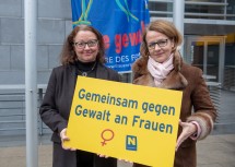 Niederösterreich bietet breites Angebot für Frauen, die von Gewalt betroffen sind. Die Hotline unter 0800/222 555 und das NÖ Frauentelefon unter 0800/800 810 bieten anonyme Hilfe und kostenlose Erstberatung an. Im Bild: Ursula Hein vom Verein „Frauen für Frauen“ (Frauenberatungs- und Bildungszentrum Hollabrunn), Landesrätin Christiane Teschl-Hofmeister (v.l.n.r.)