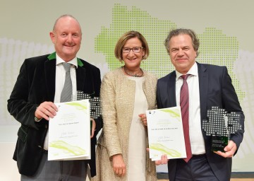 Landeshauptfrau Johanna Mikl-Leitner (Mitte) gratulierte den Würdigungspreisträgern Martin Wagner und Oliver Grau (v.l.n.r.)