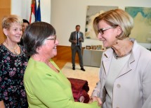 Die Landeshauptfrau hieß die Besucherinnen und Besucher persönlich willkommen.