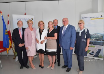 Festakt 30 Jahre Landesklinikum Tulln. Im Bild von links nach rechts: Rudolf Mallinger von der Karl Landsteiner Privatuniversität, Regionalmanagerin Christa Stelzmüller, Landeshauptfrau Johanna Mikl-Leitner, Pflegedirektorin Eva Kainz, Peter Lechner, ärztlicher Direktor des Universitätsklinikums Tulln, kaufmännischer Direktor Andreas Mikl und Betriebsrätin Martina Lehrbaum
