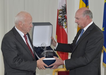 Landeshauptmann Dr. Erwin Pröll gratulierte Kurt Bergmann zum 80. Geburtstag.