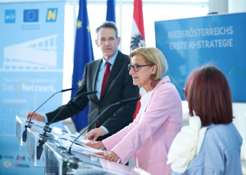Landeshauptfrau Johanna Mikl-Leitner (m.), Michael Bartz (IMC Krems) und Carina Zehetmaier (KI-Beiratsmitglied) bei der Präsentation der neuen KI-Strategie des Landes Niederösterreich.