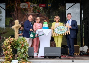 (v.l.) Nationalratspräsident Wolfgang Sobotka (Präsident „Natur im Garten“ International), Moderatorin Kristina Sprenger, Landeshauptfrau Johanna Mikl-Leitner und Tullns Bürgermeister Peter Eisenschenk.