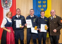Landeshauptfrau Johanna Mikl-Leitner (li.), Bezirksfeuerwehrkommandant Neunkirchen Josef Huber (re.) und die mit den Feuerwehrehrenzeichen ausgezeichneten Bernhard Feuchtinger, Harald Fischer und Michael Feuchtenhofer (Mitte v.l.n.r.).