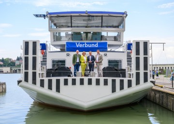 Verbund-COO Achim Kaspar, Landeshauptfrau Johanna Mikl-Leitner und die beiden Geschäftsführer Michael Amerer und Karl Heinz Gruber an Bord von „Donau 1“.