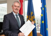 Landtagspräsident Karl Wilfing mit dem Stimmzettel.