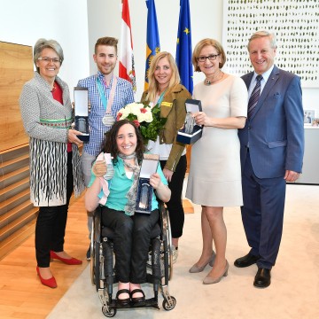 „Gläserner Leopold“ für Niederösterreichs Olympia-Medaillengewinner Patrick Mayrhofer (2.v.l.), Katharina Gallhuber (Mitte) und Claudia Lösch (vorne, sitzend): Sport-Landesrätin Petra Bohuslav, Landeshauptfrau Johanna Mikl-Leitner und Wolfgang Labenbacher, Präsident des Landesskiverbands Niederösterreich, gratulierten (v.l.n.r.)