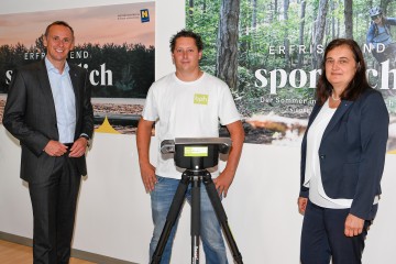 Das Förderpaket digi4KMU unterstützt zielgerichtet Unternehmen bei Investitionen in die Digitalisierung. Im Bild Landesrat Jochen Danninger, Bauplaner Albin Heigl und Kerstin Koren, Leiterin Geschäftsstelle für Digitalisierung (v.l.n.r.)
<br />
<br />