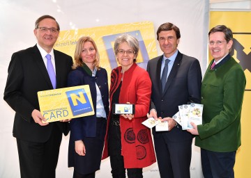 Präsentation der neuen Niederösterreich-Card: Günther Ofner, Vorstandsdirektor der Flughafen Wien AG, Christiana Hess, Geschäftsführerin der Niederösterreich-Card, Tourismus-Landesrätin Petra Bohuslav, Reinhard Karl, Kommerzkundenvorstand der Raiffeisenlandesbank Niederösterreich-Wien, und Christoph Madl, Geschäftsführer der Niederösterreich-Werbung (v.l.n.r.)