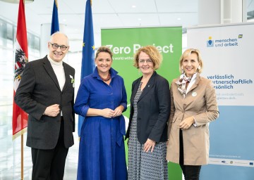 Im Bild von links nach rechts: Martin Essl (Gründer der Essl Foundation), Landesrätin Susanne Rosenkranz, Landesrätin Christiane Teschl-Hofmeister und Karin Praniess-Kastner (Zero Project Unternehmensdialoge, Essl Foundation)