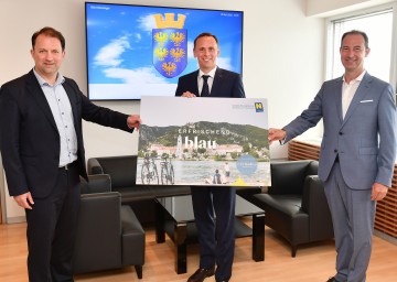 Bernhard Schröder, Geschäftsführer Donau Niederösterreich Tourismus GmbH, Tourismus-Landesrat Jochen Danninger und Mario Pulker, Vorsitzender Generalversammlung Donau Niederösterreich und Obmann Tourismusverband Wachau Nibelungengau Kremstal, präsentieren die neue Kampagne der Donau Niederösterreich Tourismus GmbH (v.l.n.r.)