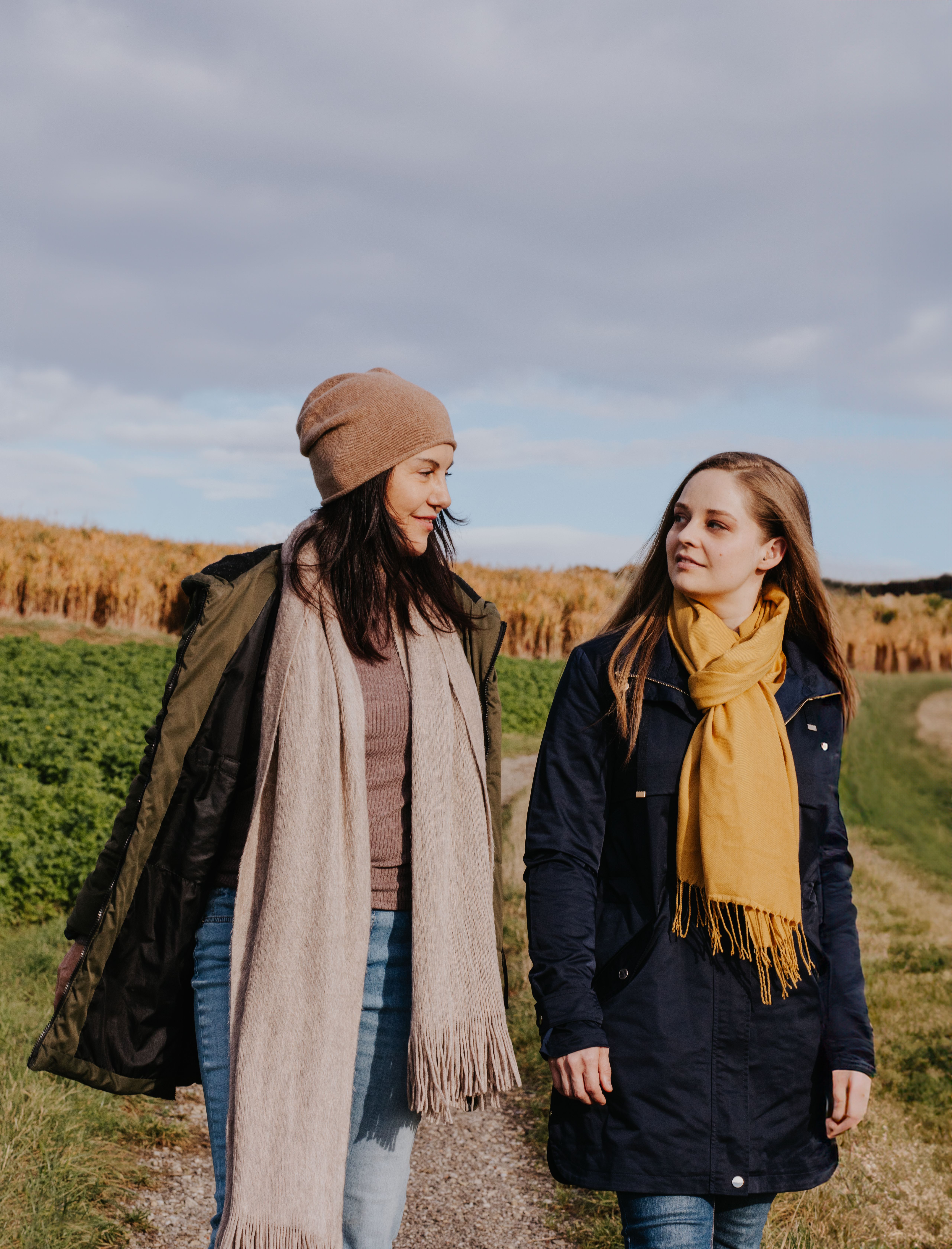 zwei junge Frauen bei einem Spaziergang in der Natur