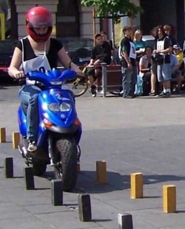 Mädchen bei Geschicklichtkeitsfahrt mit Moped